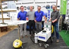 Besides new varieties also other solutions were on display. At Dramm, for example, the team (from left to right: Tim Reusch, Les Evans, Hared Babik and Louis Dramm) presented their water management and sanitation solutions. On the picture two sanitizers; a smaller and larger one. It will work with any sanitizer and foaming agent. “The difference between this product and others is that we put pressure on it. Often much air is added and then, the foam does not hold well. Now, it holds better.”